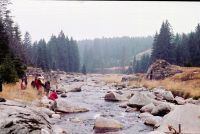 Fot. 2. Uczestnicy kursu przewodnickiego kontemplują izerską przyrodę i ruiny mostku, październik 1990. Fot. Jacek Potocki.